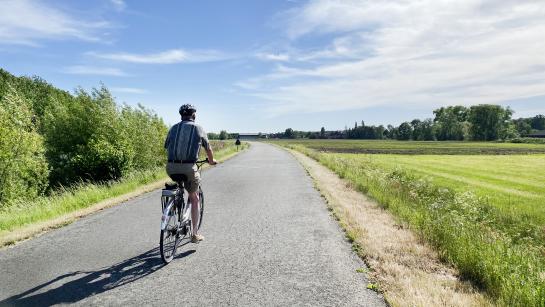 Een fietser op het jaagpad