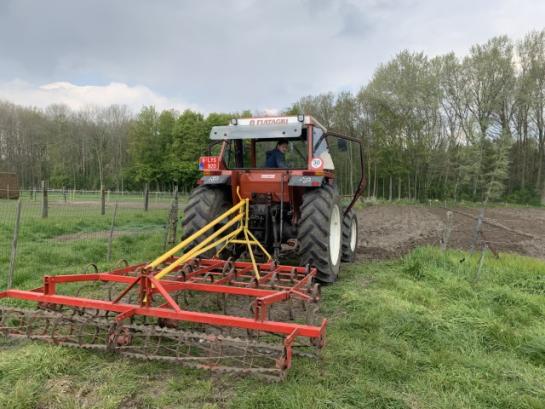 Landbouwer op tractor
