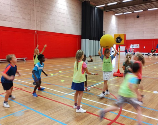 Foto van kinderen die een balsport spelen